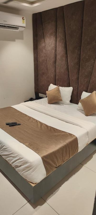 Prime View Hotel 아흐메다바드 외부 사진