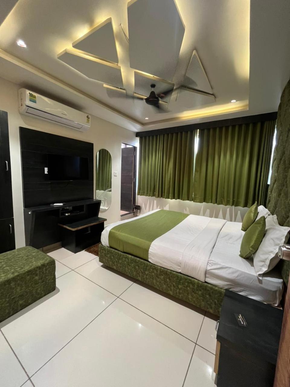 Prime View Hotel 아흐메다바드 객실 사진