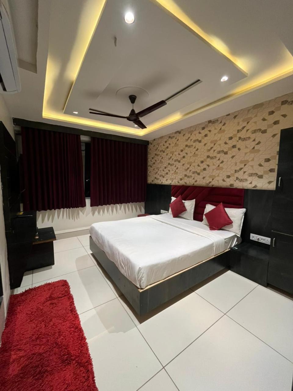 Prime View Hotel 아흐메다바드 객실 사진