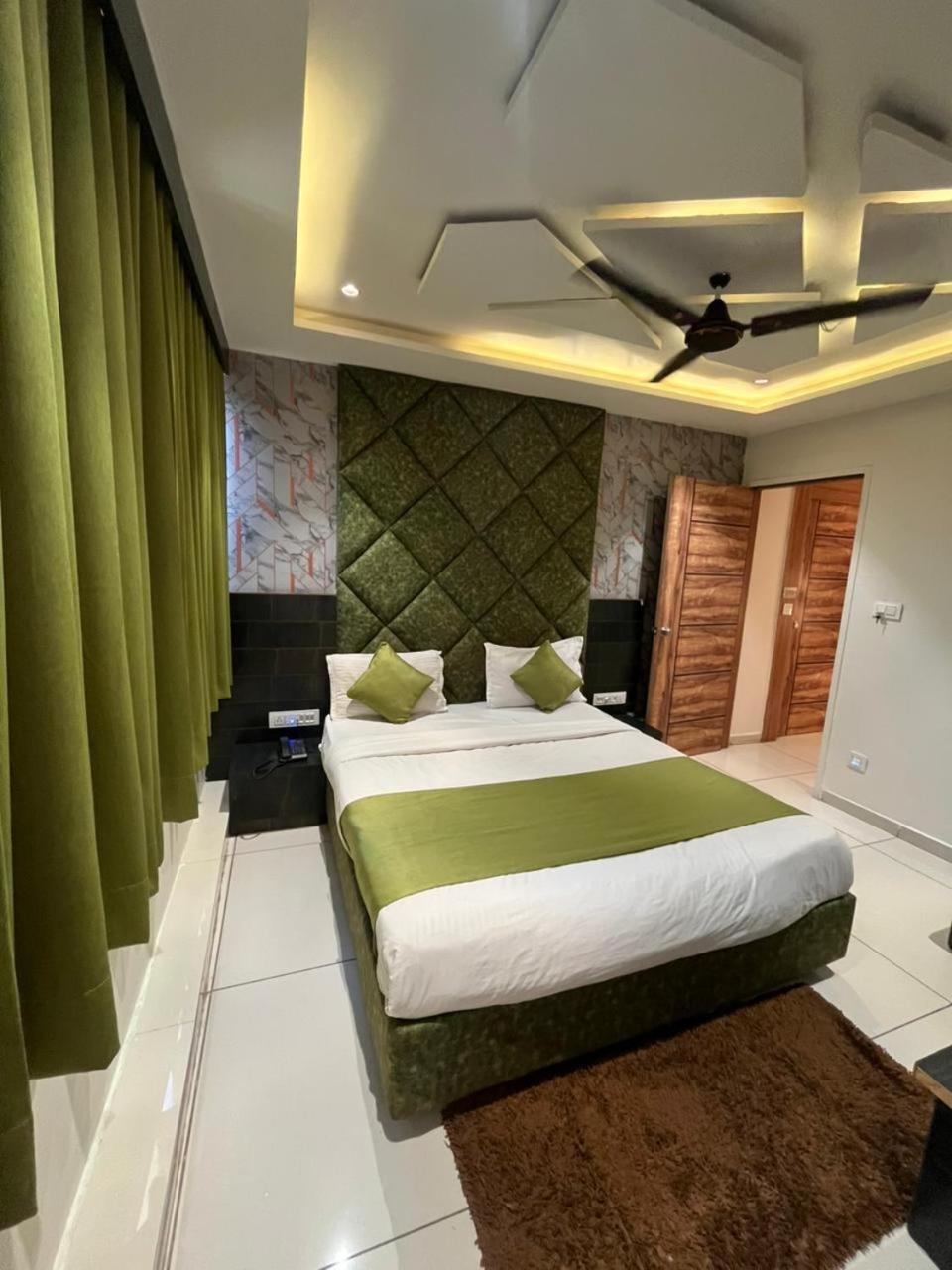 Prime View Hotel 아흐메다바드 객실 사진